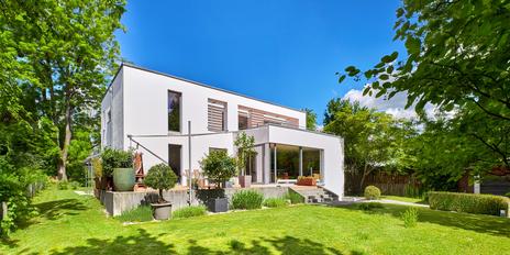 Lake Pilsen within reach: Stylish architect-designed house with heat pump and PV