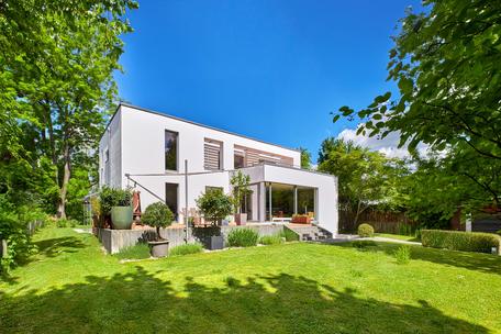 Lake Pilsen within reach: Stylish architect-designed house with heat pump and PV