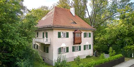 Listed villa with flexible room concept and garden for redesign