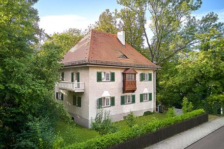 Listed villa with flexible room concept and garden for redesign