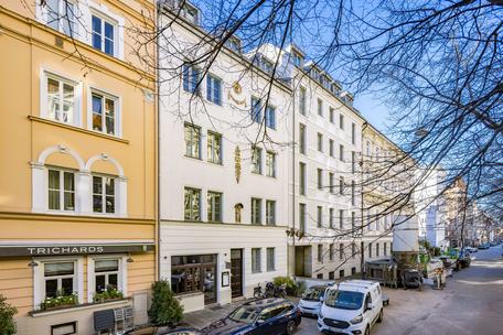 Listed, renovated gem of an old building with 4 apartments and 1 commercial unit in a top location in Lehel