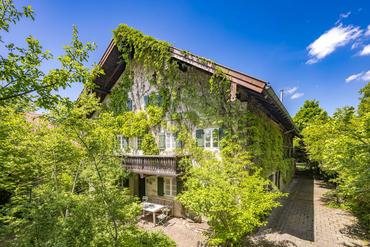 Listed rarity: Enchanting farmhouse from 1650 in an idyllic location with views of the Alps