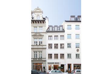 Listed town house from 1782 - Historic attic apartment with open floor plan