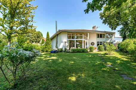 Designer villa with plenty of space and a beautiful garden