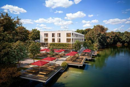 Direct location on Lake Lerchenau: 3,876 m² lakeside plot with planning permission for hotel with beer garden