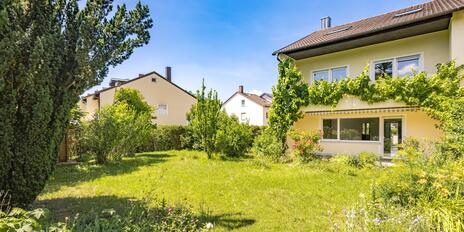 Semi-detached house with a sunny garden and plenty of space for the whole family