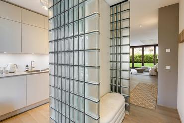 New build: Corner house with sunbathing island in private garden and lake view