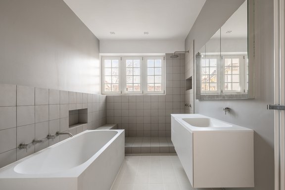 Daylight bathroom with a stylish retro look
