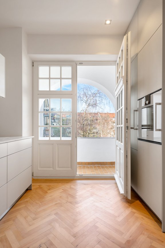 Kitchen living with balcony access
