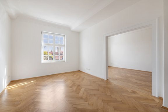 Living/dining area with pleasant ceiling heights