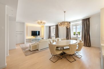 Watch video: Elegant 4-room apartment in historic city palace with concierge service