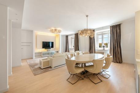 Elegant 4-room apartment in historic city palace with concierge service