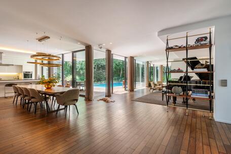 Single-family home with a pool, sauna, fitness area, and a secluded, idyllic garden in a villa neighborhood near the Isar River