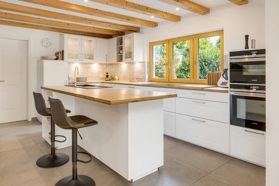Kitchen with dining counter