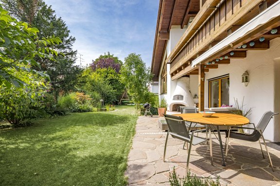 Outdoor paradise with a fireplace