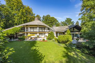 Unique location on the banks of the Isar: Elegant villa property with indoor pool and tennis court