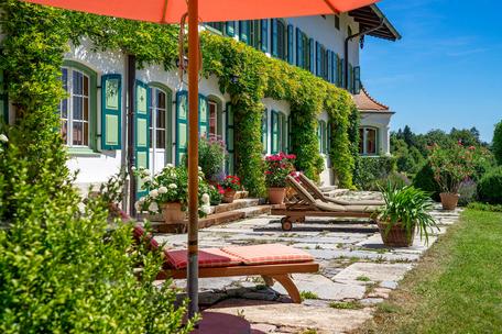 Spectacular estate: 46-hectare country estate with equestrian facilities and indoor swimming pool