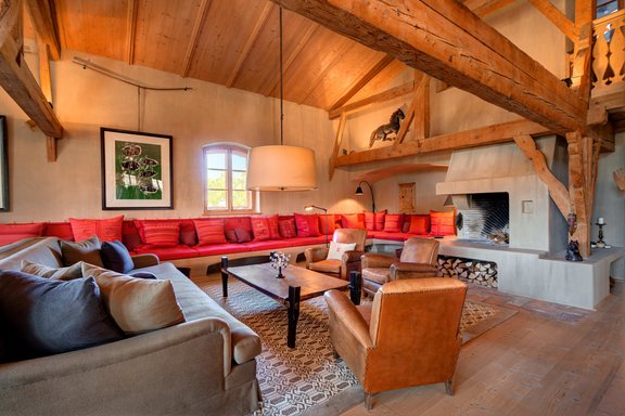 Spacious fireplace room