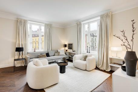 Elegantly modernized 5-room Art Nouveau apartment from 1900 in a fantastic location