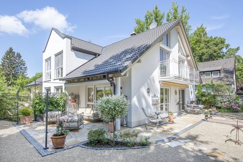 Elegante Doppelhaushälfte mit edler Ausstattung und zauberhaft angelegtem Südost-Garten