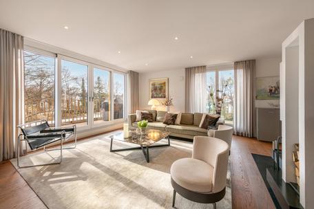 Elegance and abundant natural light at Schlosspark: Spacious penthouse with a fireplace and elevator landing