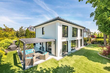 An English-inspired, nearly new villa built in 2019, in the most exclusive part of Grünwald