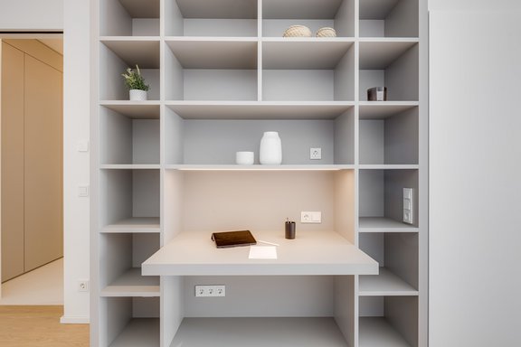 Carpenter shelf with integrated workstation