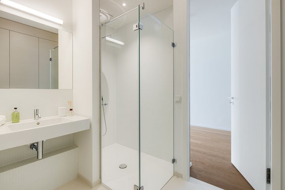 Spacious shower room