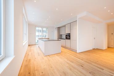 First-time occupancy: nobly furnished 3-room apartment with spacious west-facing terrace in a prime green location