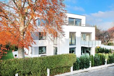 First-time occupancy: Impressive 4-room apartment with spacious balconies and luxurious fittings