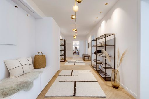 Watch video: High-quality renovated 4-room old building apartment in Schwabing for first-time occupancy