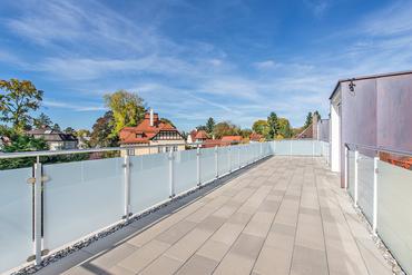 First-time occupancy: High-quality furnished maisonette with spectacular roof terrace