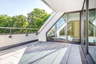 First-time occupancy: Light-flooded 4-room maisonette apartment with high-quality furnishings and south-facing loggia