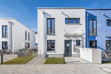 First occupancy: Modern townhouse with very good equipment and garden in family-friendly location