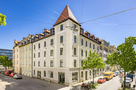 First-time occupancy following a high-quality renovation: A very charming 2.5-room apartment in an older building with a balcony