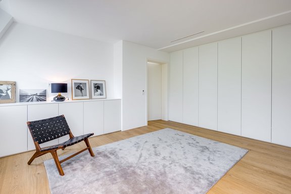 Spacious dressing room