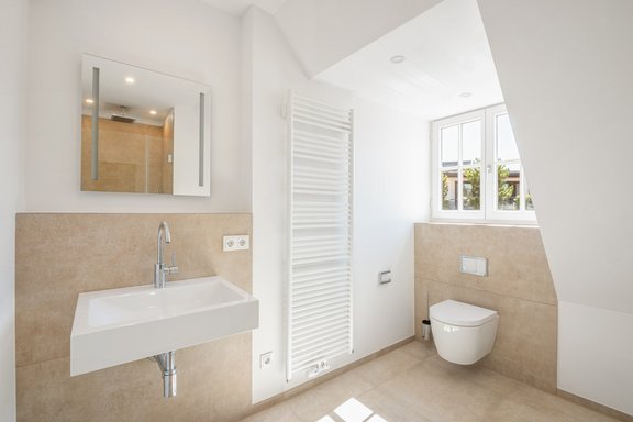 Spacious, bright guest toilet