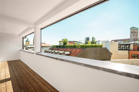 Large, inviting loggia