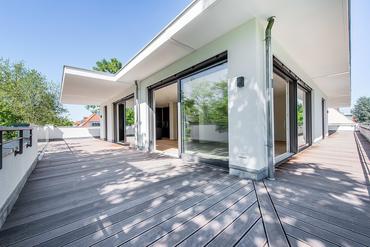 First-time occupancy: Spectacular penthouse floor with all-round roof terrace and high-end furnishings and fittings