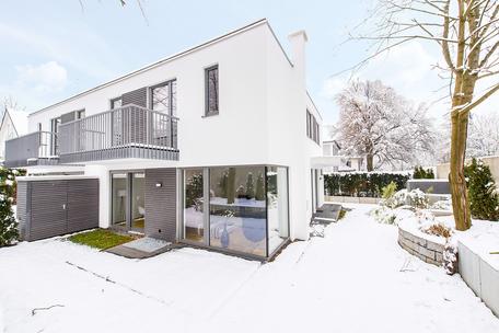 First occupancy: Stylish house half in Bauhaus architecture with fireplace, sauna and small southeast garden