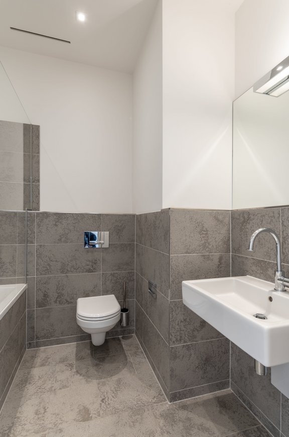 Guest bathroom with shower tray