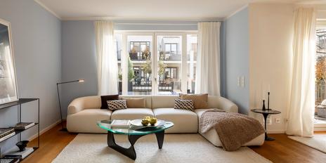 Kaulbachstraße: Exclusive 3-room apartment with sunny loggia and three parking spaces in a prime location