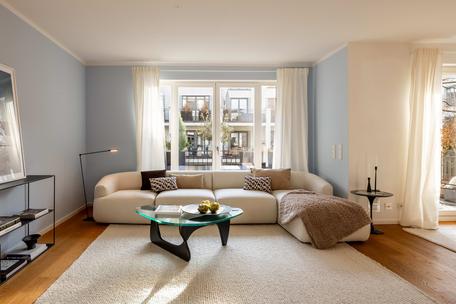 Kaulbachstraße: Exclusive 3-room apartment with sunny loggia and three parking spaces in a prime location