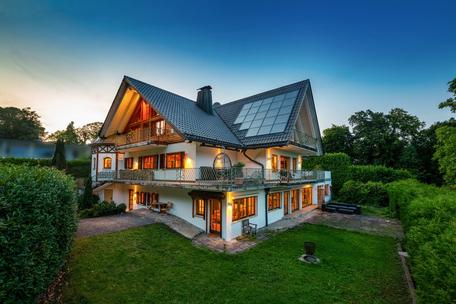 Exclusive country villa in picturesque landscape between lake and golf course