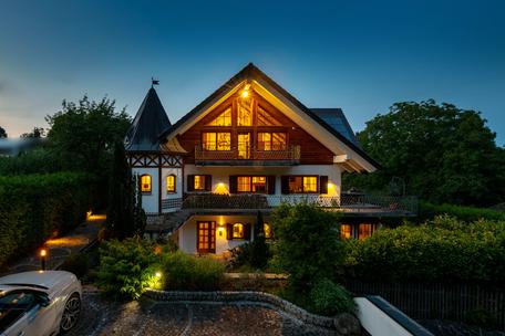 Exclusive country villa in picturesque landscape between lake and golf course