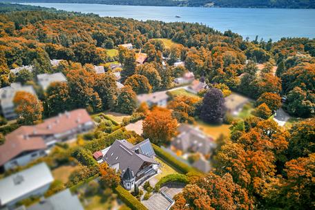 Exclusive country villa in picturesque landscape between lake and golf course