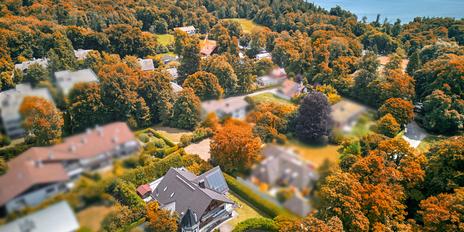 Exclusive country villa in picturesque landscape between lake and golf course