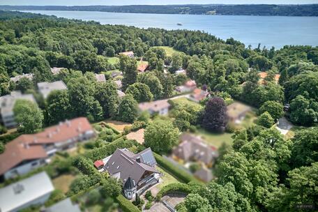 Exclusive country-style villa in a picturesque setting between a lake and a golf course