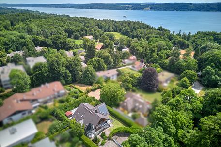 Exclusive country villa in picturesque landscape between lake and golf course