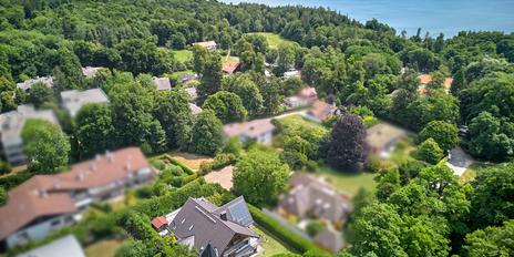 Exclusive country-style villa in a picturesque setting between a lake and a golf course